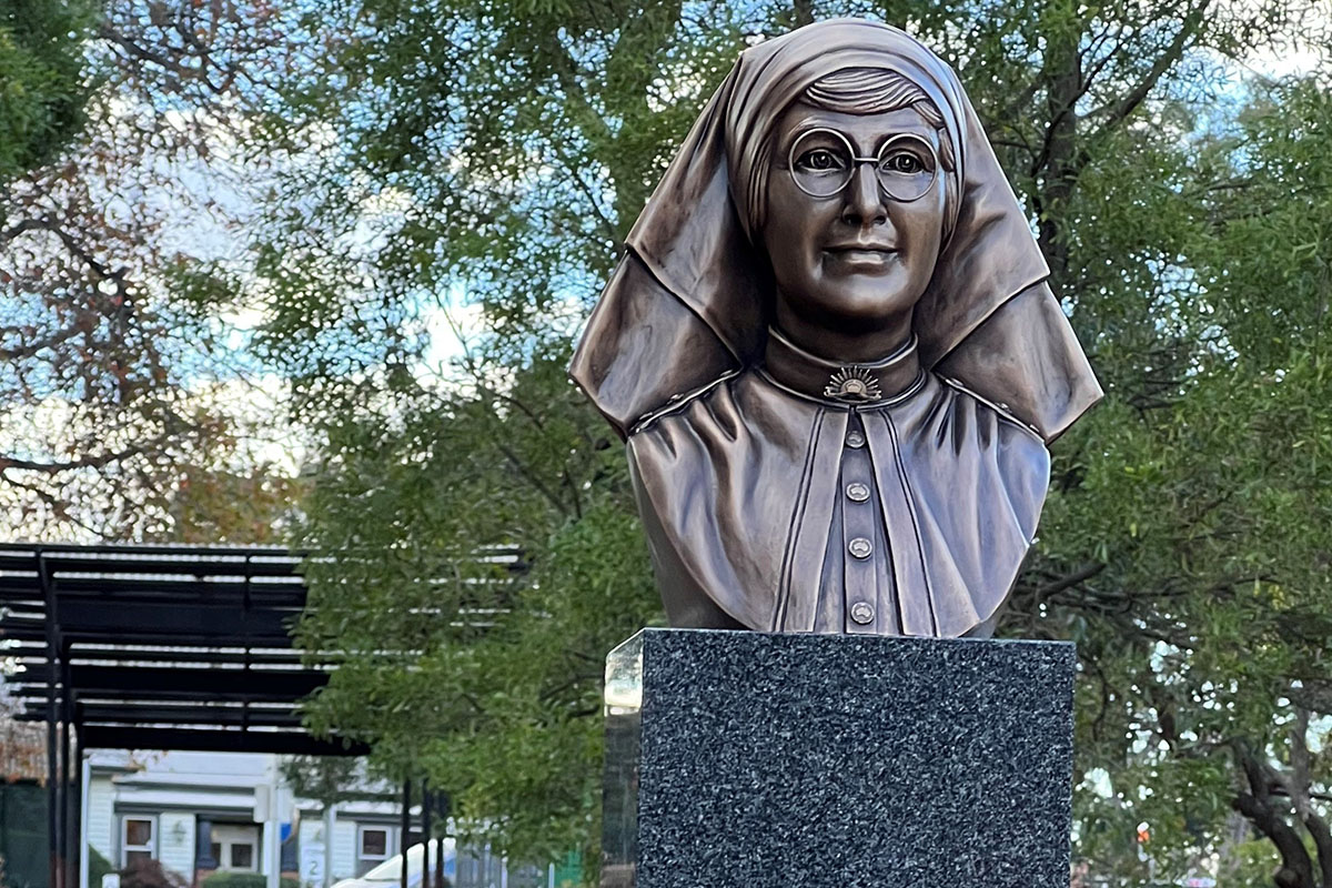 Commemorating and celebrating nurses and midwives in public art